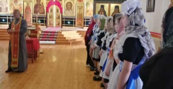 «Последний звонок» под звон церковных колоколов