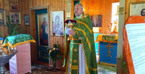 В Свято-Никольском храме п. Алексеевск  04.06.2023 г. прошла праздничная служба в честь Дня Святой Троицы
