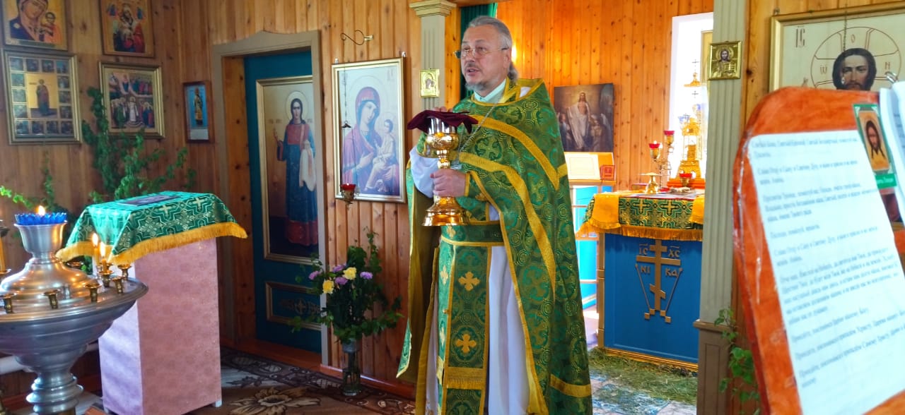 В Свято-Никольском храме п. Алексеевск  04.06.2023 г. прошла праздничная служба в честь Дня Святой Троицы