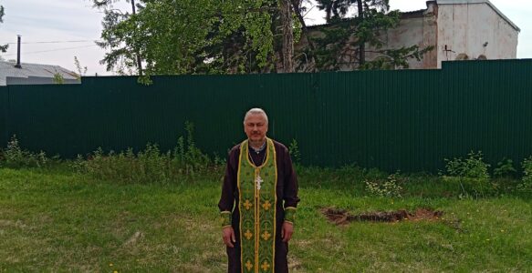 Молебен с акафистом возле Свято-Троицкого монастыря провел иерей Александр